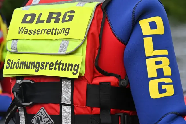 Die DLRG ist an der Suche nach dem Mann beteiligt. (Symbolbild) | Foto: Jennifer Kramer/dpa