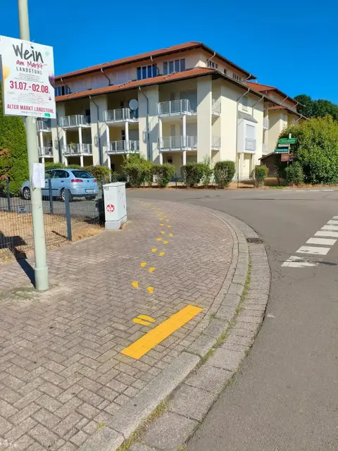 Im Stadtteil Melkerei hat die Verwaltung die „Gelben Füße“ zum Start ins neue Kita-Jahr erneuert. | Foto: Stadtverwaltung