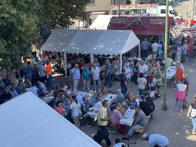 Rund um den Dorfplatz ist in Wollmesheim zur ältesten Kirchweih der Pfalz in Festatmosphäre | Foto: Rolf Kost