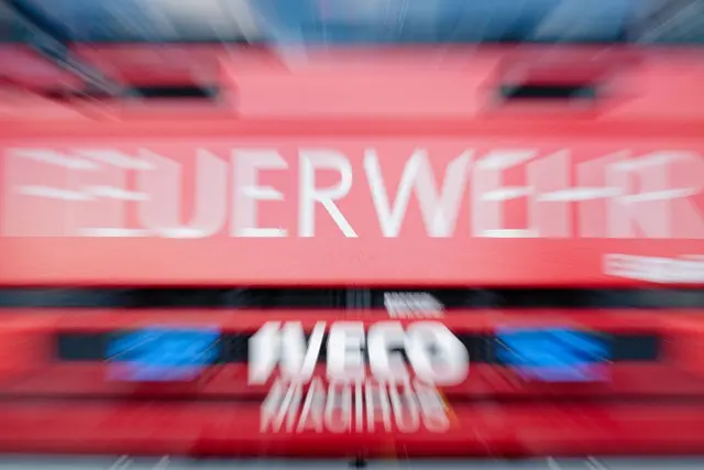 Der Sportwagen brannte komplett aus. (Symbolbild) | Foto: Uwe Anspach/dpa