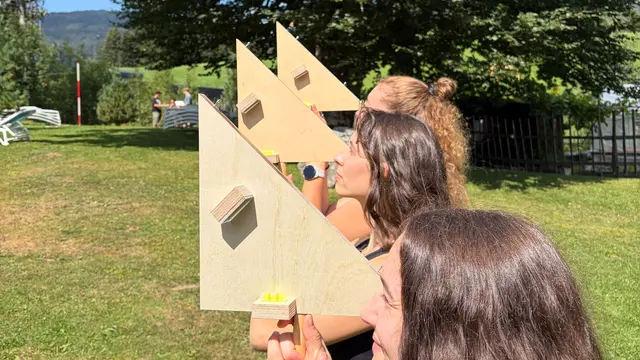 Studentinnen probieren selbstgebaute Försterdreiecke aus. | Foto: Xenia Reit