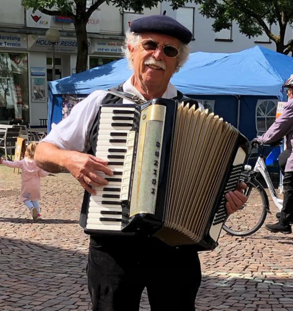 Monsieur Hubert wird die Aktion mit Akkordeon, Chansons und Musettes das Flair der Grenzregion unterstreichen | Foto: red