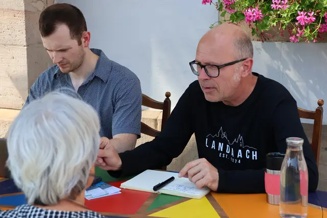 Wer ein Anliegen an die Stadt hat, kann beim bunten Schreibtisch ohne Anmeldung vorbeischauen. | Foto: Stadt Landau