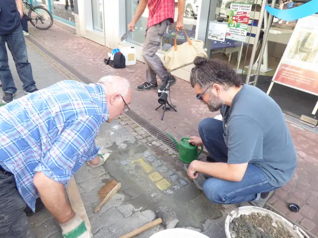 Mit den Stolpersteinen wird in Kaiserslautern an Menschen erinnert, die während der NS-Zeit verfolgt, deportiert und ermordet wurden. Die Aufnahme zeigt die Stolpersteinverlegung im letzten Jahr | Foto: Elisabeth Merkert/gratis