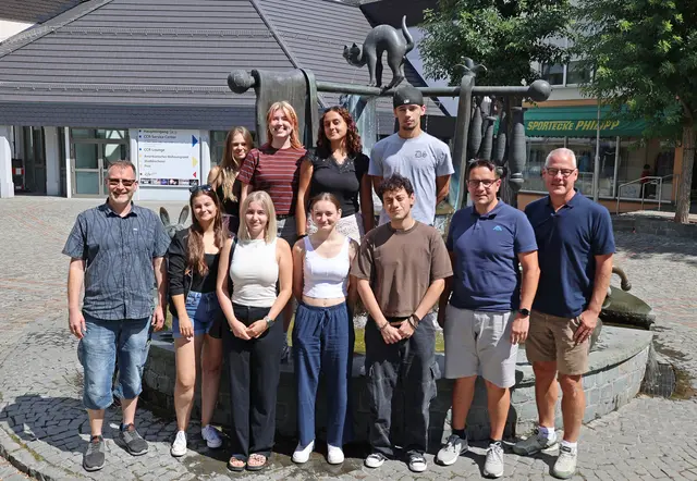 Gruppenbild am Marktbrunnen | Foto: VG Ramstein-Miesenbach