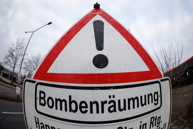 Wegen einer Bombenentschärfung wird am Dienstagabend auch vorübergehend die Bahnlinie zwischen Augsburg und Ulm gesperrt. (Symbolbild) | Foto: Friso Gentsch/dpa