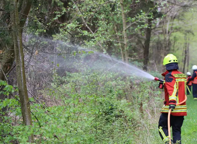 Kurz nach 15 Uhr erhöhte die Einsatzleitung das Alarmstichwort auf B2 Waldbrand. Dadurch alarmierten die Kräfte auch die Feuerwehren Jockgrim und Rheinzabern. | Foto: Heike Schwitalla