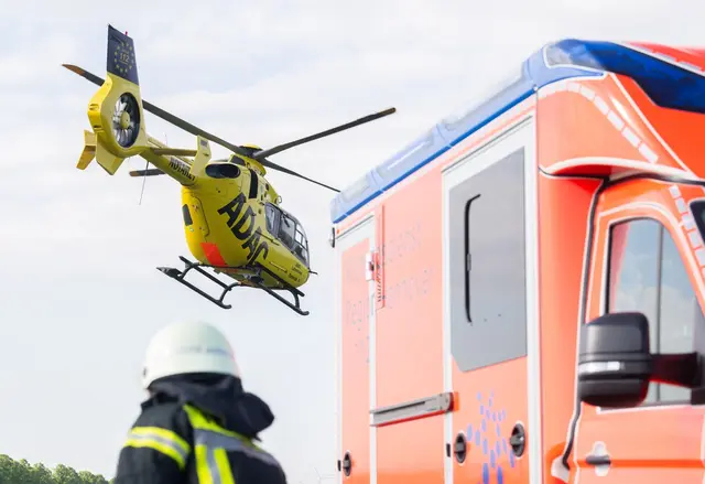Einsatz für den Hubschrauber: Ein Mensch wurde von einem Anhänger überrollt und schwer verletzt. (Archivbild) | Foto: Julian Stratenschulte/dpa