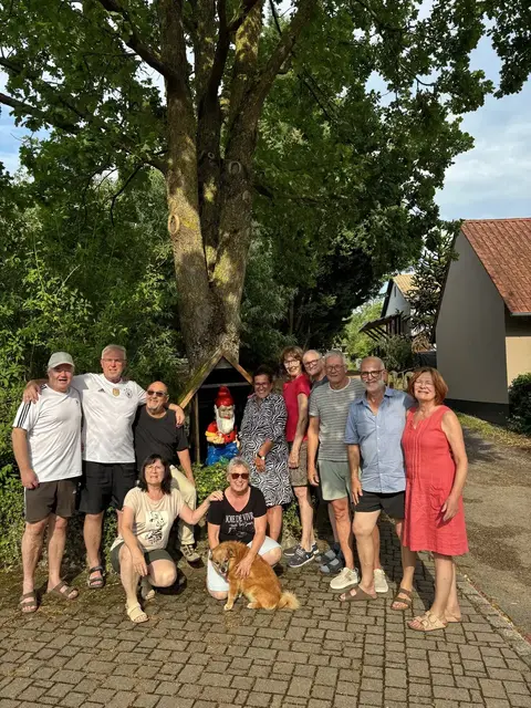Ein Gartenzwerg in Klingenmünster, ein roter Stuhl in Bad Bergzabern und Nachbarschaftshilfe in Schweighofen: Diese Motive gewinnen bei der Fotoaktion zum „Tag der Nachbarschaft“. | Foto: Ursel Schoone/frei