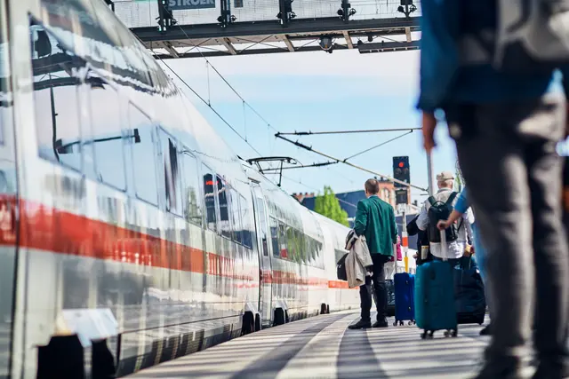 Die Deutsche Bahn startet am Donnerstag, 21. August, mit dem „DB Junior Express“. Auf ausgewählten ICE-Strecken werden allein reisende Kinder zwischen 6 und 14 Jahren von geschultem Personal begleitet. | Foto: Deutsche Bahn AG / Dominic Dupont