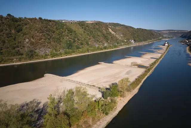 Das Niedrigwasser am Rhein macht sich auch an den Tankstellen bemerkbar. | Foto: Thomas Frey/dpa