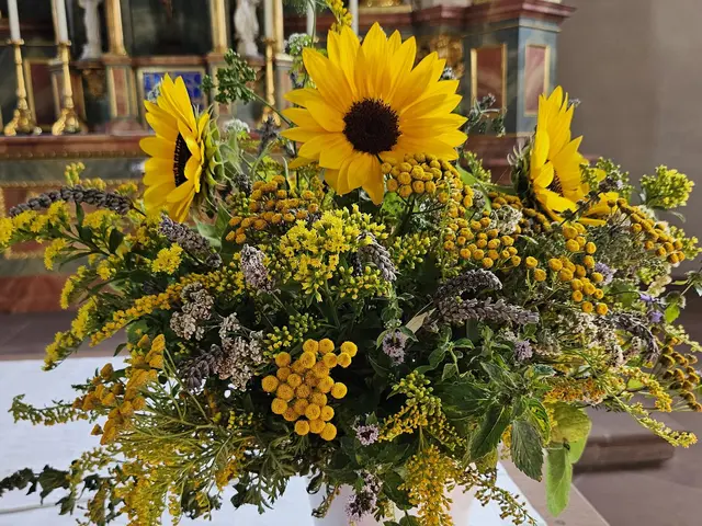 Blumen- und Kräutergebinde am Altar zu Maria Himmelfahrt. 
 | Foto: Anni Wawra kfd Ilvesheim