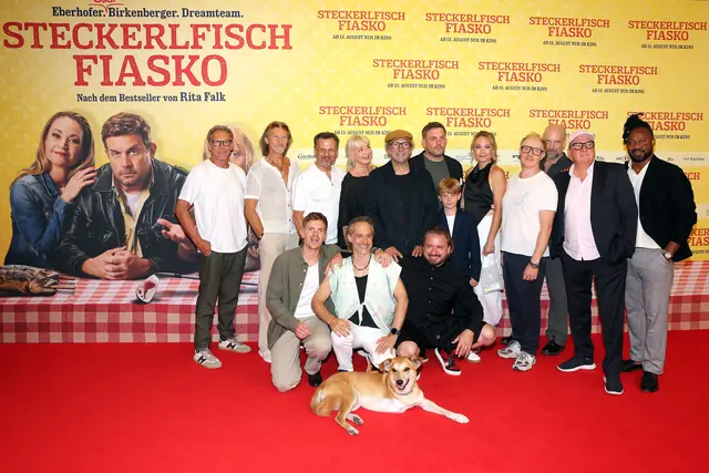 Steckerlfischfiasko: Das Team um Sebastian Bezzel, Lisa Maria Potthoff und Simon Schwarz feiert die Weltpremiere im Münchner Mathäser Filmpalast. | Foto: Constantin Film, Foto: Gisela Schober