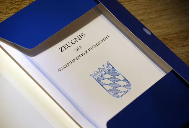 Ausbildung, Studium oder Freiwilligendienst: Unter bestimmten Voraussetzungen kann das Kindergeld auch bis zum 25. Geburtstag gezahlt werden. | Foto: Karl-Josef Hildenbrand/dpa/dpa-mag
