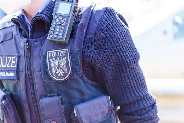 Die Polizei kontrollierte in Schifferstadt einen 23-Jährigen auf einem Kinderspielplatz. Dabei fanden die Beamten Cannabis und einen Teleskopschlagstock und leiteten Verfahren ein. | Foto: Kim Rileit