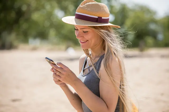 Online surfen wie Zuhause? Ja - aber nicht endlos. Wer seinen deutschen Tarif länger als vier Monate hauptsächlich im EU-Ausland nutzt, kann nach Warnung Aufschläge zahlen. | Foto: Christin Klose/dpa-mag