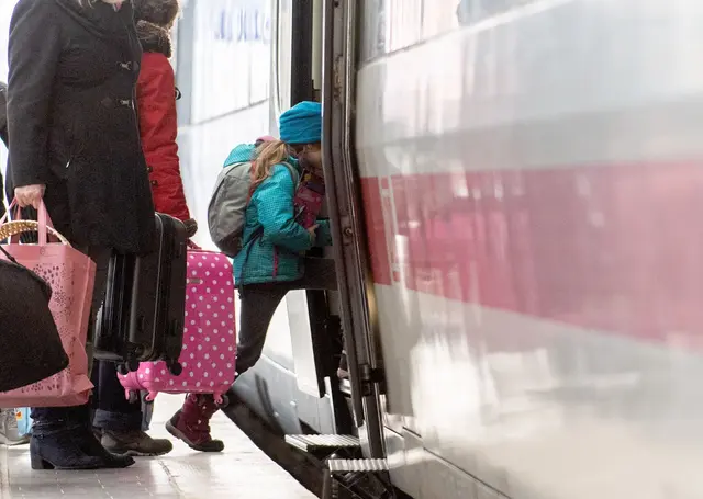 Kinder dürfen allein im Fernzug fahren - nun können Eltern aber für einzelne Züge eine Betreuung buchen. | Foto: Zacharie Scheurer/dpa-mag