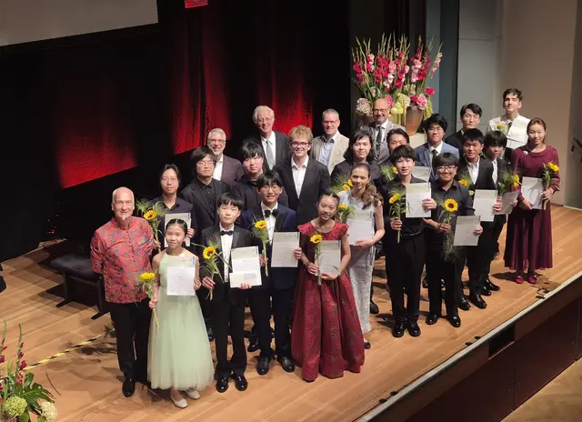 Die Preisträger des 20. Internationalen Wettbewerbs für junge Pianisten mit Organisationsleiter Reich, dem Juryvorsitzenden Benz, Sponsoren und Ettlingens OB Johannes Arnold | Foto: Stadt Ettlingen
