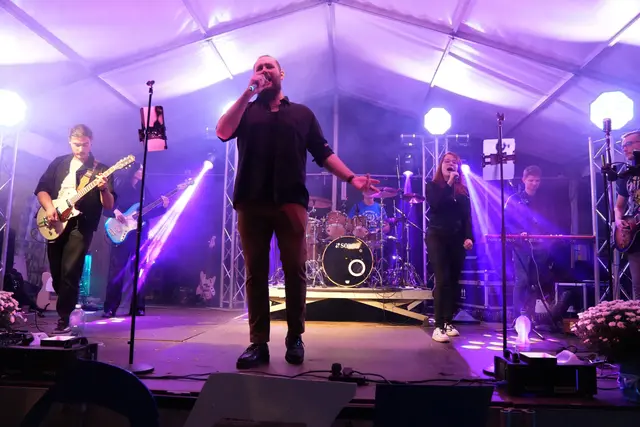 Die Band „Curtain Call“ sorgt am Samstagabend für ausgelassene Partystimmung  | Foto: red