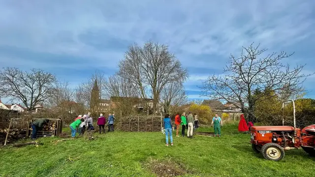 Ein Gartenzwerg in Klingenmünster, ein roter Stuhl in Bad Bergzabern und Nachbarschaftshilfe in Schweighofen: Diese Motive gewinnen bei der Fotoaktion zum „Tag der Nachbarschaft“. | Foto: Ursel Schoone/frei