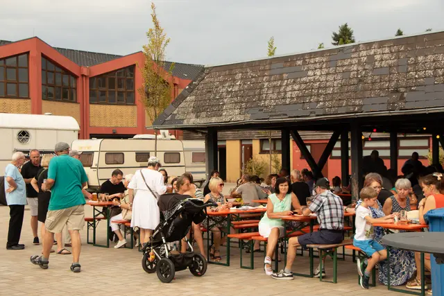 Kerwe Sondernheim - geselliges Beisammensein bei gutem Essen und einem kühlen Getränke | Foto: Heike Schwitalla