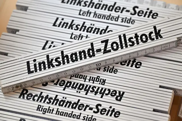 Zollstock für Linkshänder: Viele Werkzeuge sind für Rechtshänder konzipiert. | Foto: Martin Schutt/dpa/dpa-mag