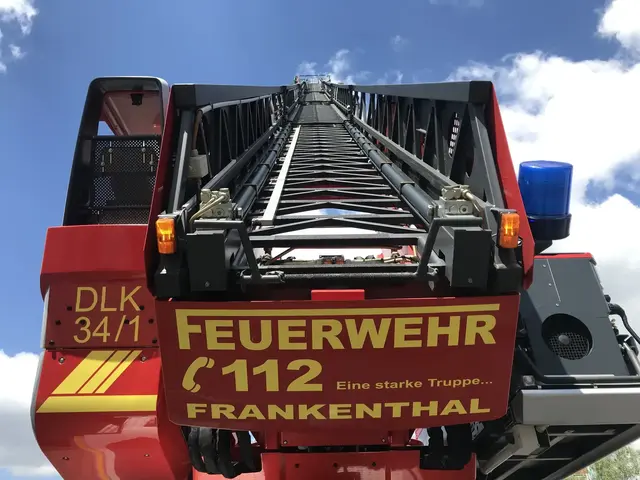 Feuer an einer Fassade in Bretten-Gölshausen griff auf Dachdämmung und Dachstuhl eines Wohnhauses über. Die Feuerwehr war mit 115 Kräften, zwei Drehleitern und einer Drohne im Großeinsatz. | Foto: Feuerwehr Frankenthal
