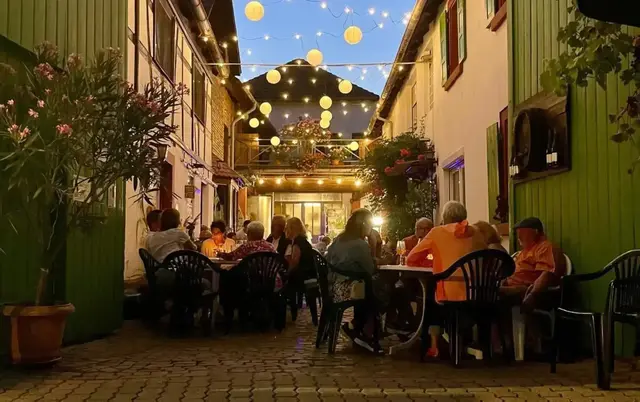 Stimmungsvolle Abende, gute Gespräche und regionale Weine prägen die Atmosphäre der Bauern- und Winzerkerwe. | Foto: Christian Gerau