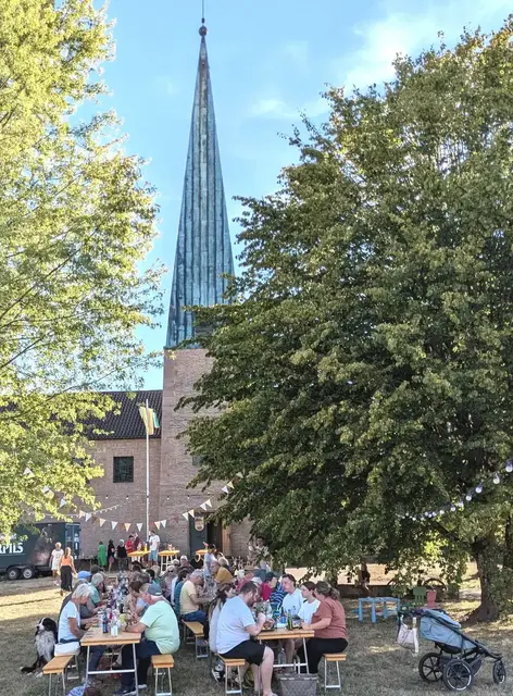 Rund 100 Menschen feierten das Glatzeckfest vor der Dreifaltigkeitskirche in Hauenstein, inklusive einer Erinnerung an das „Emilsche“-Eis. | Foto: Willy Schächter
