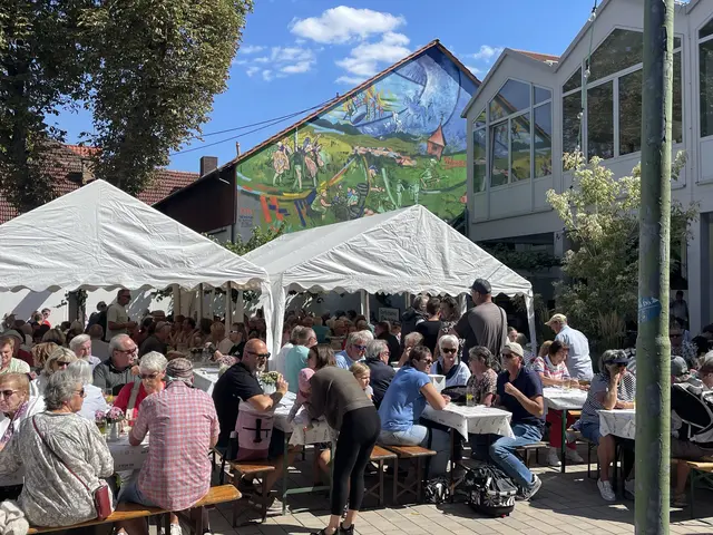 Zwischen Festzelten und Bierbänken trifft sich Wollmesheim zur Dampfknoppkerwe | Foto: Rolf Kost