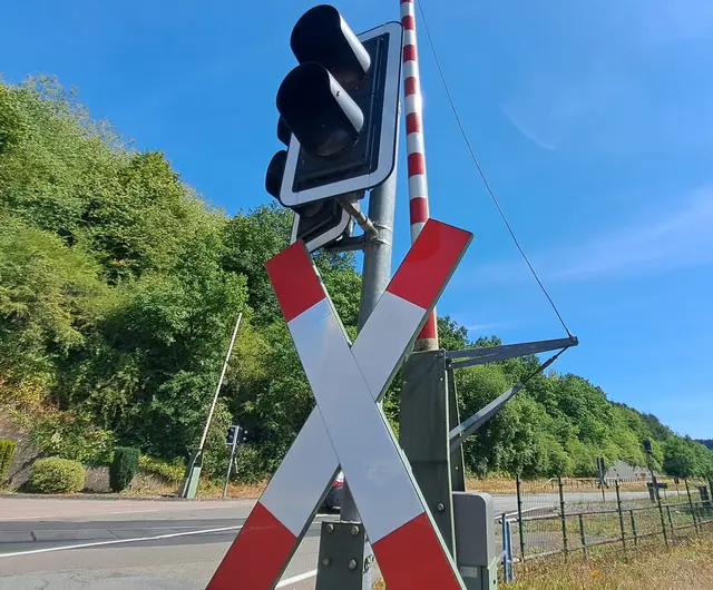 Am Bahnübergang in Rohrbach Richtung Steinweiler können nachts Sperrungen und kurzzeitig Wartezeiten durch Bauzüge auftreten. | Foto: Monika Klein (Symbolfoto)