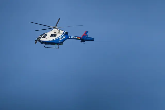 In Schwenningen sucht die Polizei mit einem Hubschrauber nach dem flüchtigen Täter. (Symbolbild) | Foto: Swen Pförtner/dpa