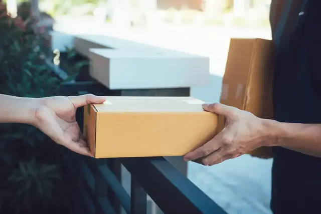 Wie lange bleibt ein Paket in der Packstation? Ist der Empfänger nicht zuhause, bringt der Bote es in die Filiale oder zu Packstation.  | Foto: wutzkoh/AdobeStock_257634721