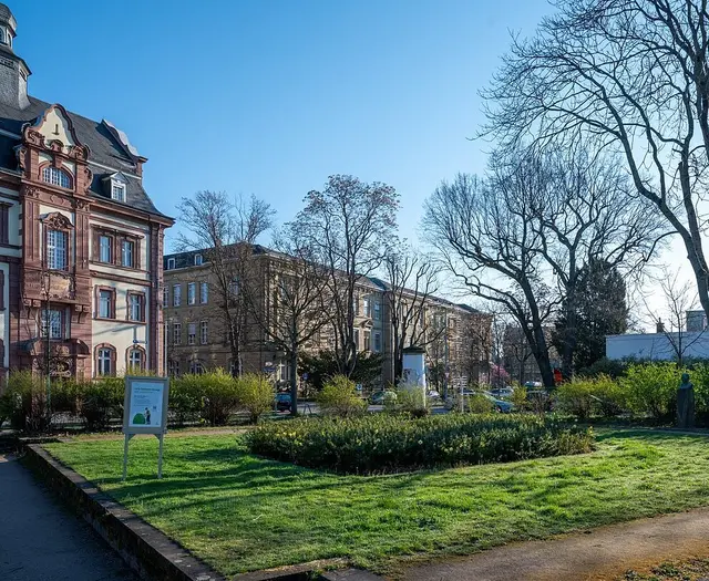Wer in der Lina-Sommer-Anlage auf der Hildapromenade unterwegs ist, sieht in den nächsten Monaten neue Wege, neue Bänke und zusätzliche Bäume. | Foto: Stadt Karlsruhe, Monika Müller-Gmelin
