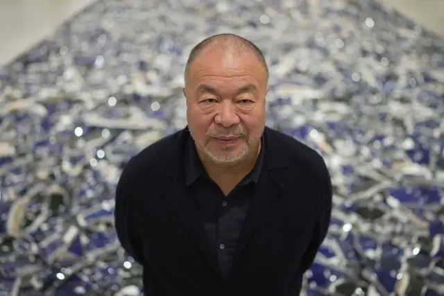 Ai Weiwei, Künstler und Aktivist aus China, steht bei seiner Ausstellung «Making Sense» im Londoner Design Museum. | Foto: Kin Cheung/AP/dpa-mag