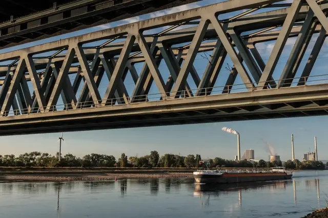 Niedrige Pegel erschweren die Rheinschifffahrt: Viele Frachter können nur mit reduzierter Ladung fahren, der Schiffsverkehr läuft jedoch weiter. | Foto: Paul Needham