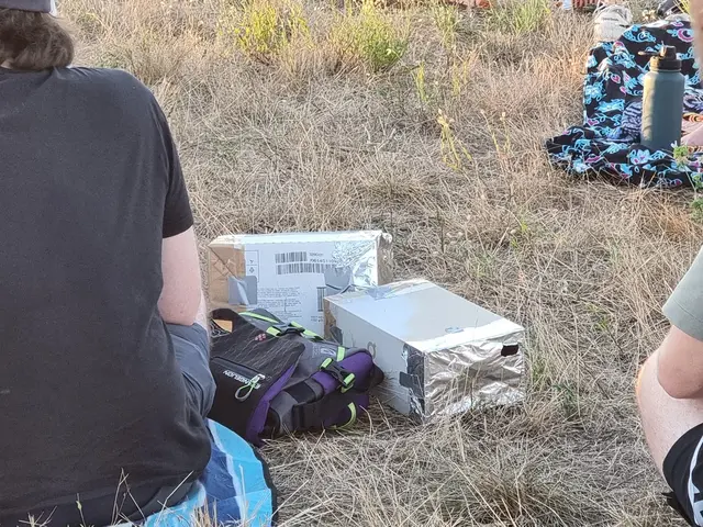 Da spezielle Sonnenfinsternisbrillen überall ausverkauft waren, hatten viele Menschen im Vorfeld gebastelt.  | Foto: BAS