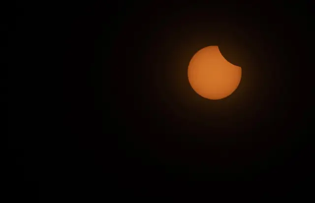 Zur Sonnenfinsternis wird im Südwesten ein wolkenfreier Himmel erwartet. (Symbolbild) | Foto: Clara Margais/dpa