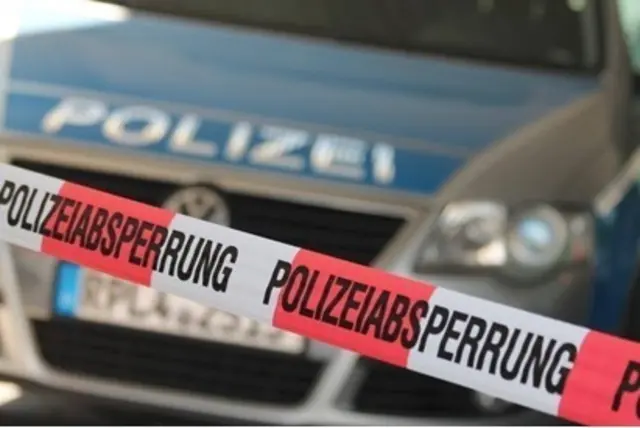 Nach dem Fund zweier Toter in einer Asylunterkunft in Augsburg-Haunstetten-Siebenbrunn ermittelt die Kriminalpolizei wegen zweifachen Totschlags. Der 29-jährige Tatverdächtige wurde nach Auffälligkeiten bei der Aufnahme in der JVA in ein psychiatrisches Krankenhaus verlegt. | Foto: Polizei
