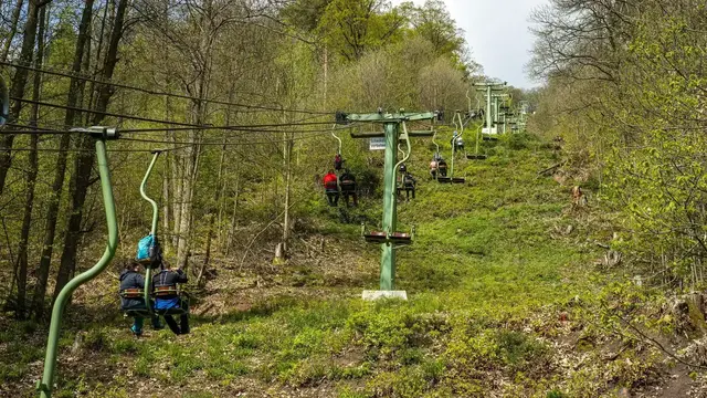 Die Rietburgbahn bringt Besucher in rund acht Minuten von der Villa Ludwigshöhe hinauf zur Burgruine Rietburg. | Foto: Pfalz Touristik, Heimatlichter GmbH