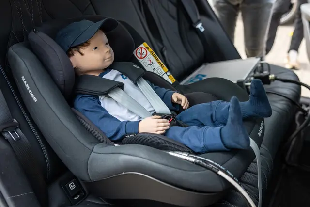Nur mal kurz allein lassen? Schläft ein Kind auf dem Rücksitz im Auto, können sommerliche Temperaturen lebensgefährlich werden. | Foto: Mark von Nordheim/ADAC/ABGEDREHT/dpa-mag
