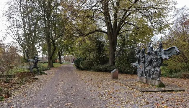 "Fährmann hol über" - Skulpturengruppe im Speyerer Domgarten von Georg Günther Zeuner | Foto: Heike Schwitalla