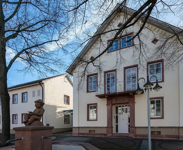 Wer am Montag Vormittag noch etwas im Rathaus Neureut erledigen will, sollte vor 10.30 Uhr kommen. | Foto: Stadt Karlsruhe, Monika Müller-Gmelin