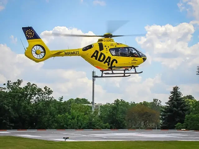 Ein 49-jähriger Fahrradfahrer ist bei einem Unfall in der Landwehrstraße schwer verletzt worden. Die Polizei ermittelt zum Hergang, ein Rettungshubschrauber brachte den Mann ins Krankenhaus. | Foto: obs/ADAC SE /ADAC Luftrettung/Norman Schnippa