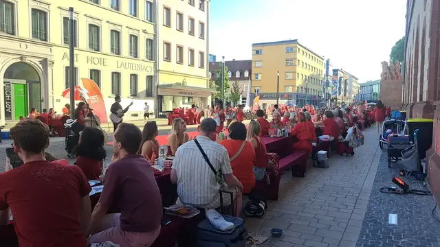 Die Gäste machten es sich an den festlich geschmückten Tischen gemütlich und genossen den Abend in der Kaiserslauterer Innenstadt | Foto: Monika Klein