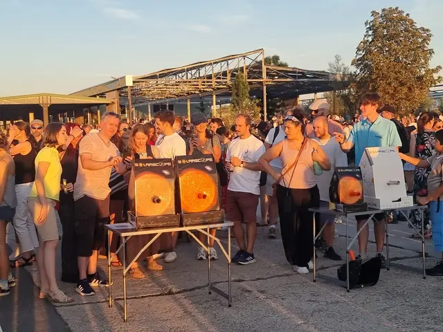 Großer Andrang an den Teleskopen und anderen Möglichkeiten, die Sonnenfinsternis ohne spezielle Brille zu sehen.  | Foto: BAS