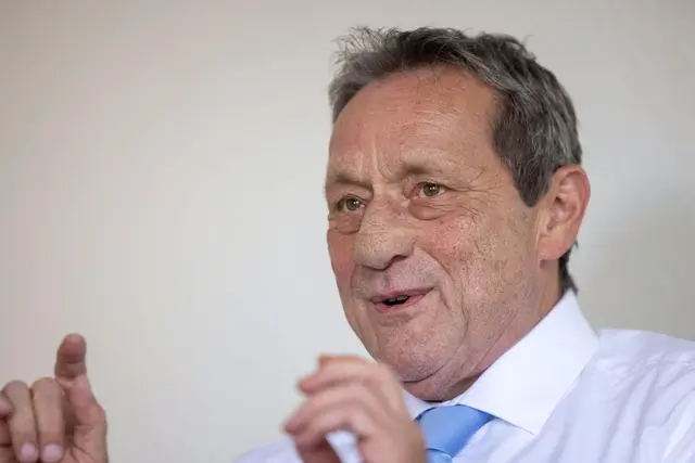 Die Dörfer im kleinteiligen geprägten Rheinland-Pfalz dürfen vom Straßenbau nicht abgehängt werden, sagt der Minister.   | Foto: Helmut Fricke/dpa