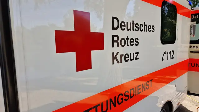 Ein 67-jähriger Arbeiter ist in Mannheim bei Reinigungsarbeiten durch eine Plexiglasplatte im Schuppendach gebrochen und mehrere Meter in die Tiefe gestürzt. Der Mann wurde vom Rettungsdienst versorgt und kam mit offenbar leichten Verletzungen ins Krankenhaus. | Foto: Ralf Vester