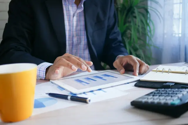 Eine gute Finanzberatung kann der Grundstein für eine sichere Zukunft sein | Foto: Towfiqu barbhuiya/Unsplash