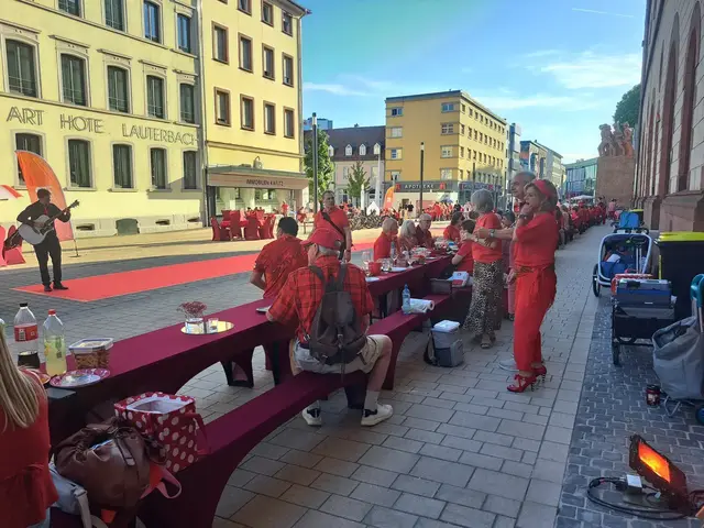 Sommerliche Temperaturen und beschwingte Musik brachte einige der Gäste zum Klatschen | Foto: Monika Klein